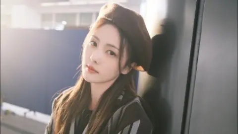 女子路边喂猴惨遭追咬